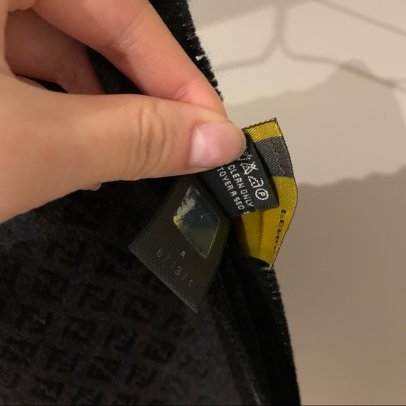 FENDI scarf - Picture 4 of 4